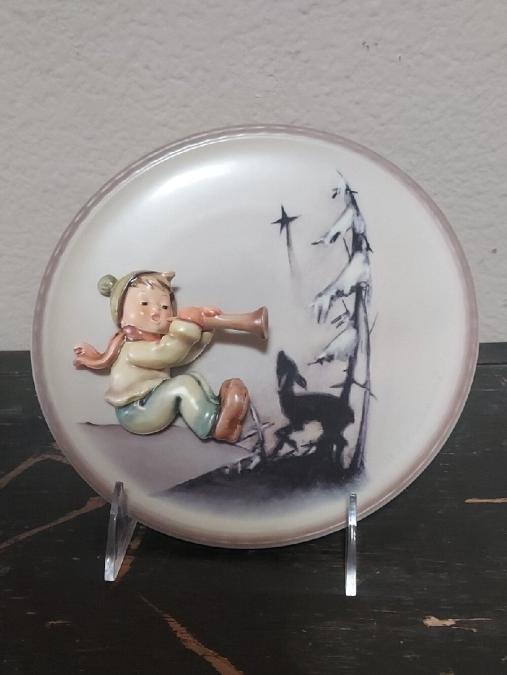 NIB-M.I. Hummel Goebel 3D Bas-Relief Collector Plate "Winter Melody" HUM 296